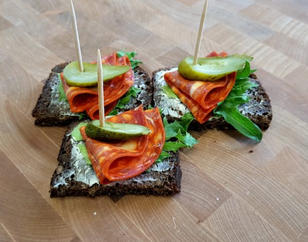 Canape chorizo vorsti ja kornišoniga