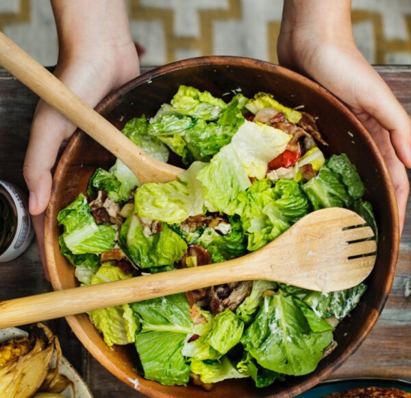Caesari salat küpsetatud kanafilee, kirsstomatite ja parmesaniga