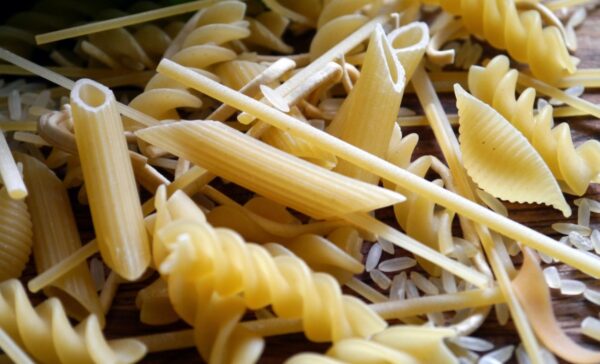 Suitsukana-pastasalat mango ja kirsstomatitega